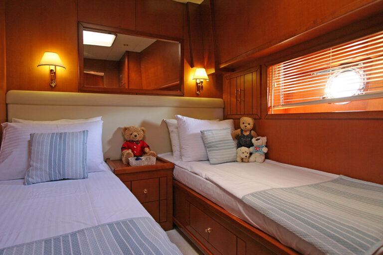 Sailing yacht TANGO CHARLIE - Twin Cabin