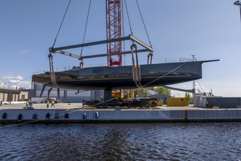 Sailing Yacht ZEMI Launches