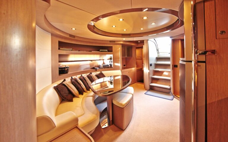 Sakura yacht - saloon
