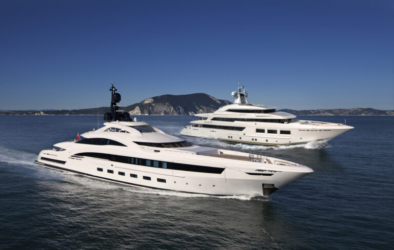 Saramour yacht e Yalla superyacht by CRN