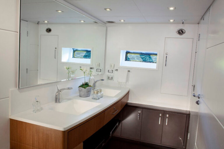 Schaefer 800 Yacht - Bathroom