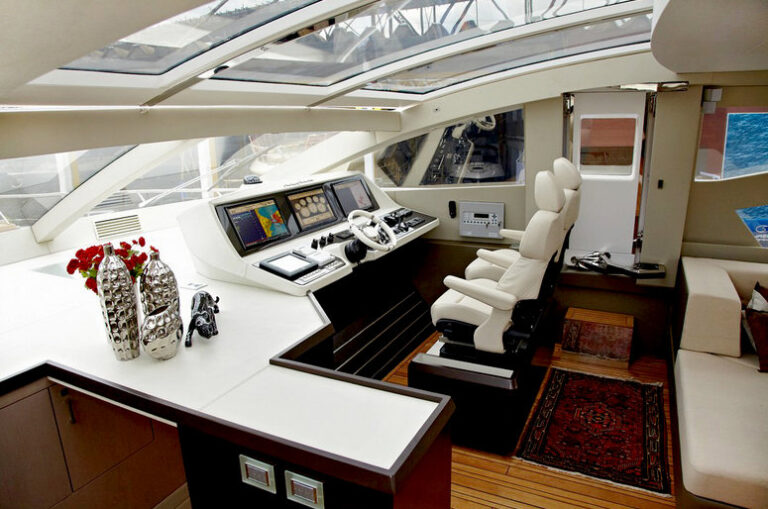 Schaefer 800 Yacht - Interior
