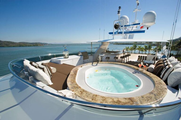 Scott Free - Sundeck and spa pool