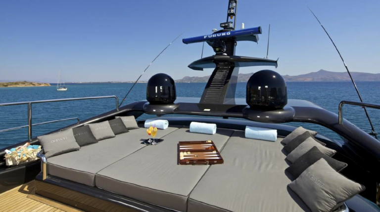 Spacious Bridge Deck For Sunbathing With Sun Pads