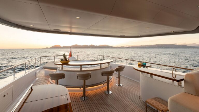 Sun Deck Bar And Jacuzzi
