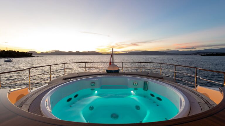 Sun Deck Circular Jacuzzi