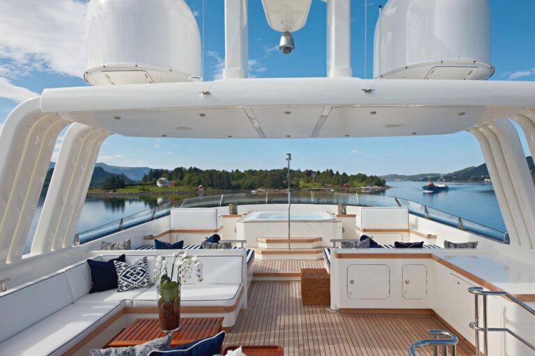 Sundeck Seating With Jacuzzi