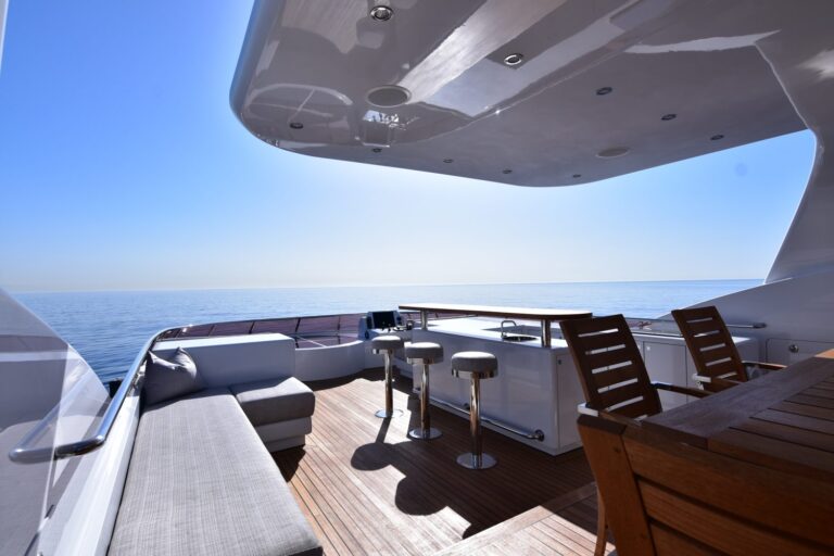 Sundeck With Bar