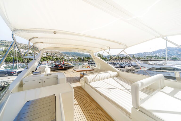 Sundeck With Broad Sunpads