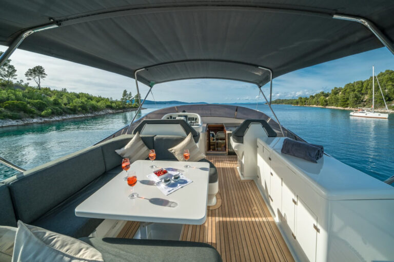 Sunny Deck With Hardtop
