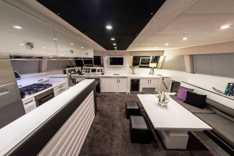 Sunreef 62 Cat FIREFLY -  Salon