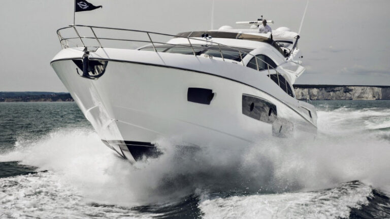 Sunseeker 80 Sport Yacht at full speed