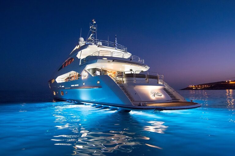Sunseeker PATHOS - Stern View With Underwater Lights