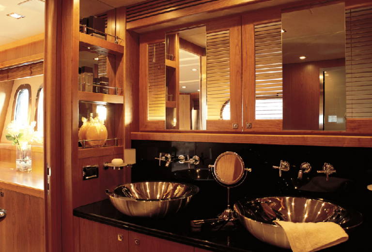 Sunseeker Predator 108 Owners Stateroom En-suite