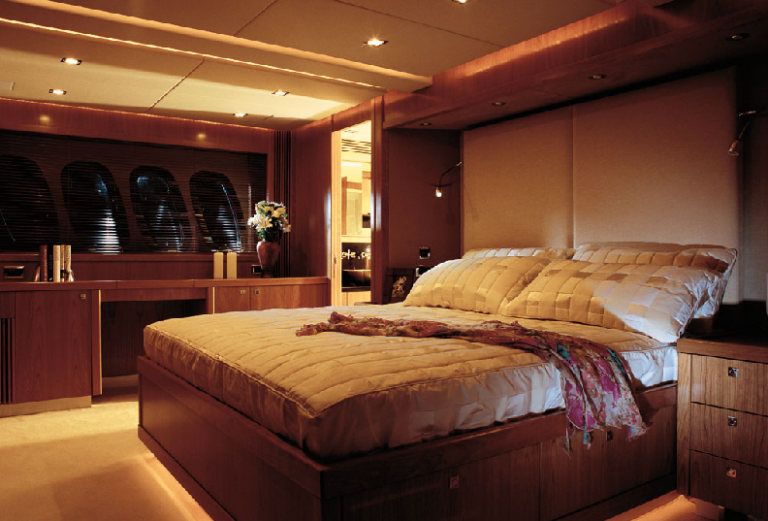 Sunseeker Predator 108 Owners Steteroom
