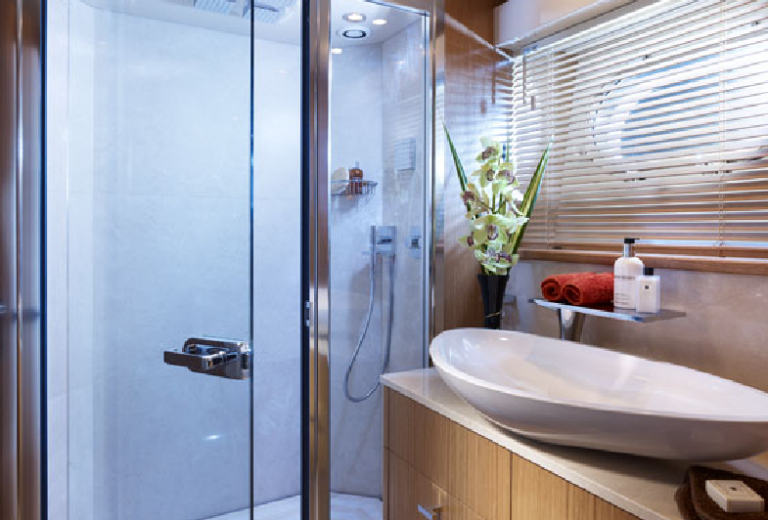 Sunseeker Predator 130 Yacht - Guest en suite