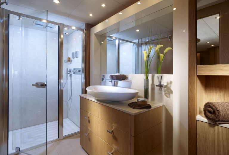 Sunseeker Predator 130 Yacht - Guest ensuite