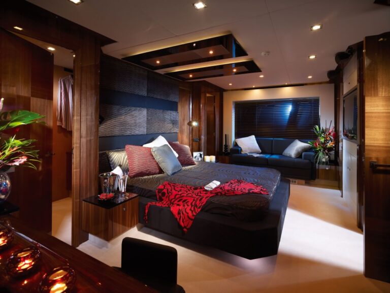 Sunseeker Predator 84 ALVIUM - Master Cabin