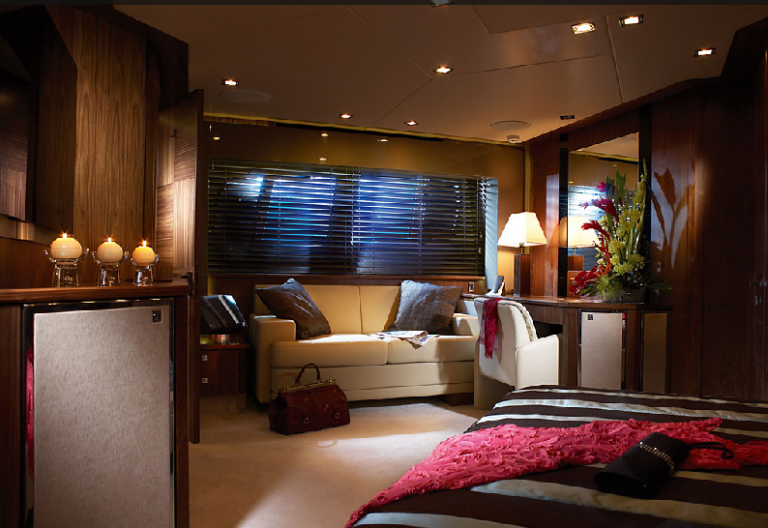 Sunseeker Predator 92 Sport - Another view of the owners steteroom