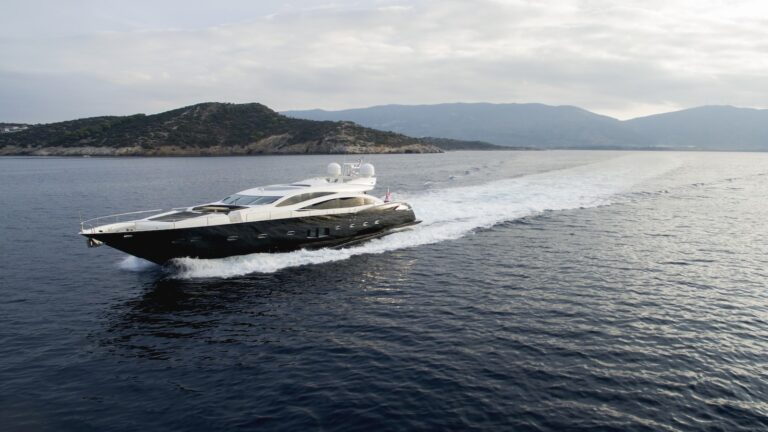 Sunseeker Predator 92 Underway