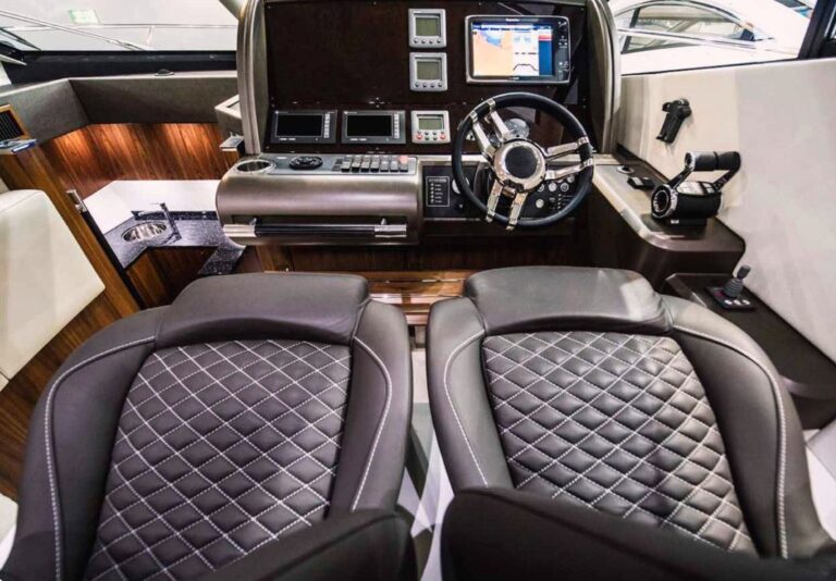 Sunseeker Yacht FAB 2 -  Helm