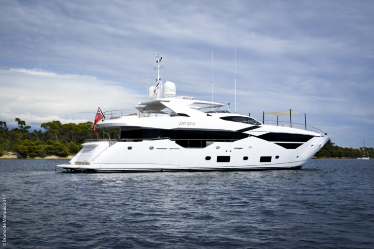 Sunseeker Yacht LOST BOYS - Anchored