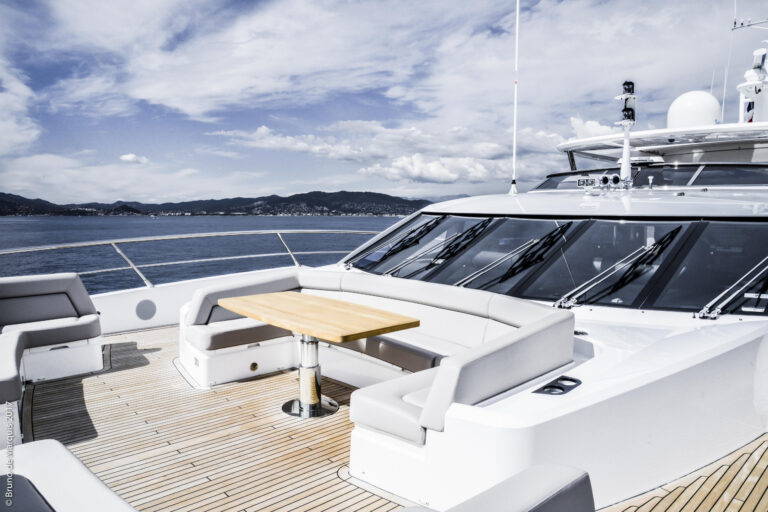 Sunseeker Yacht LOST BOYS - Foredeck