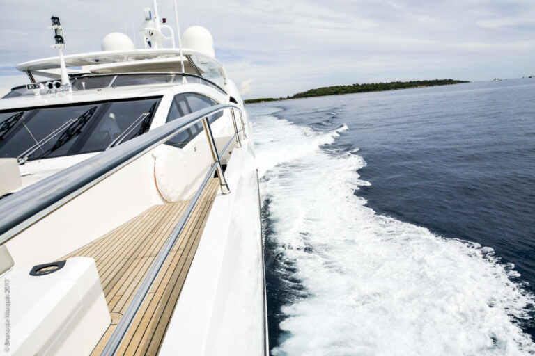 Sunseeker Yacht LOST BOYS - Sidedeck