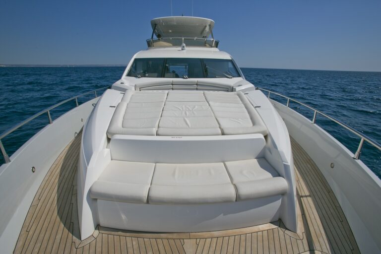 Sunseeker yacht 73M - Foredeck sunpads