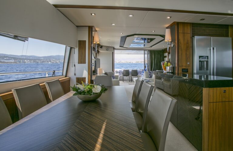 Sunseeker yacht 73M - Formal dining