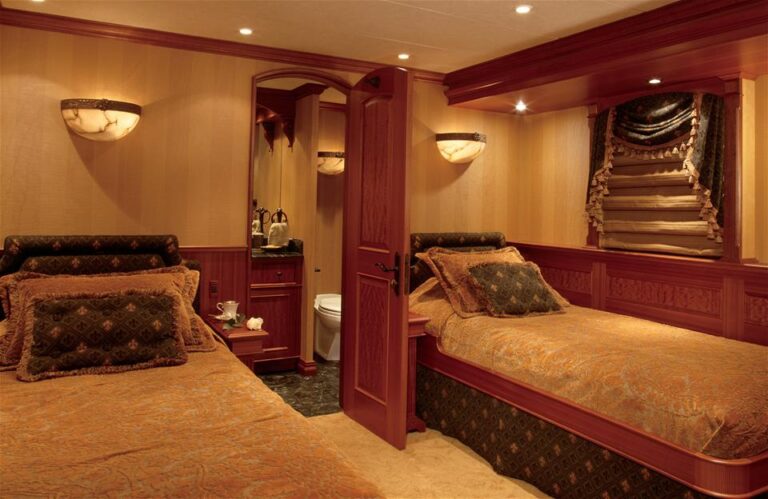 Super Yacht CYNTHIA (ex Tenacity) - twin guest suite