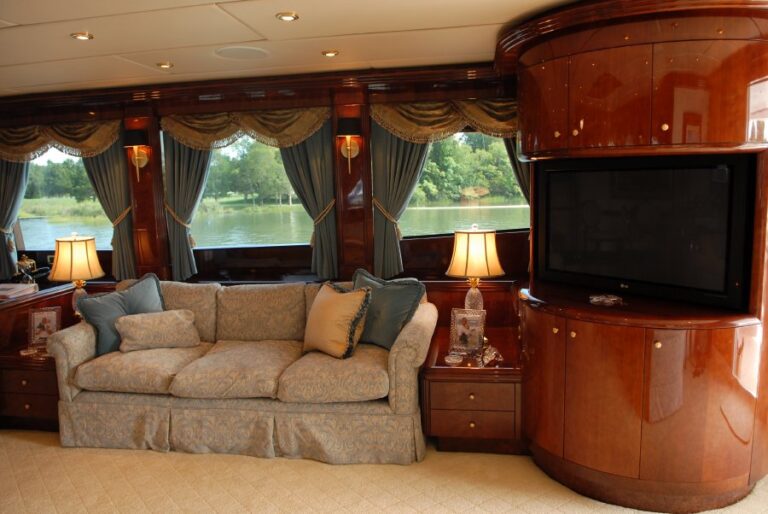 Super Yacht prestige-lady Main Saloon