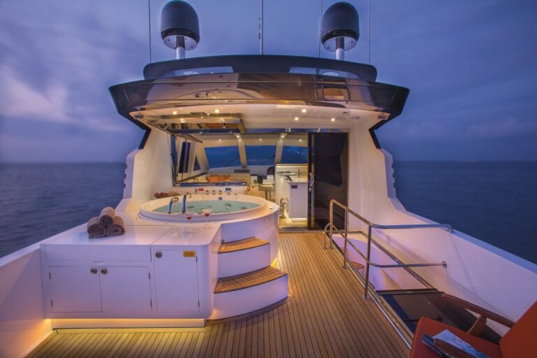 Super yacht H830 - Sky Hot Tub