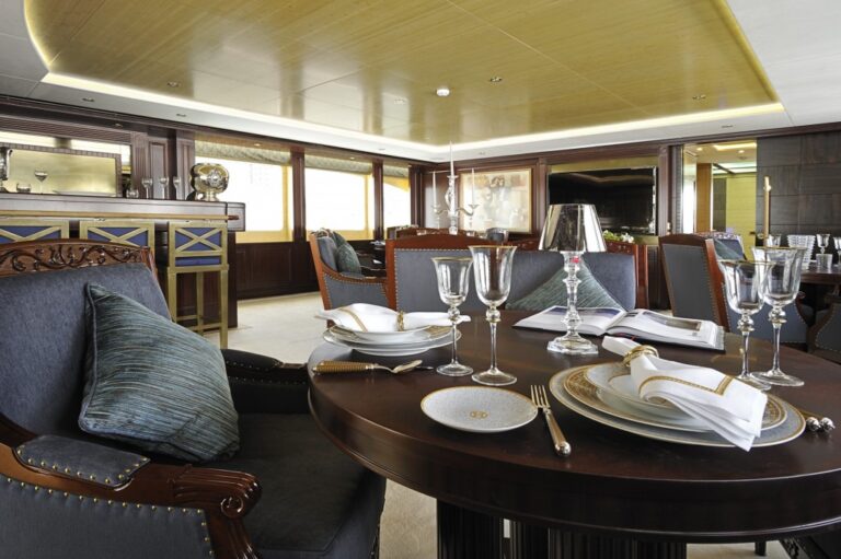 Super yacht Lady Tahiti - upper deck dining