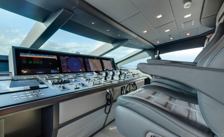 Super yacht Moonraker - Wheelhouse