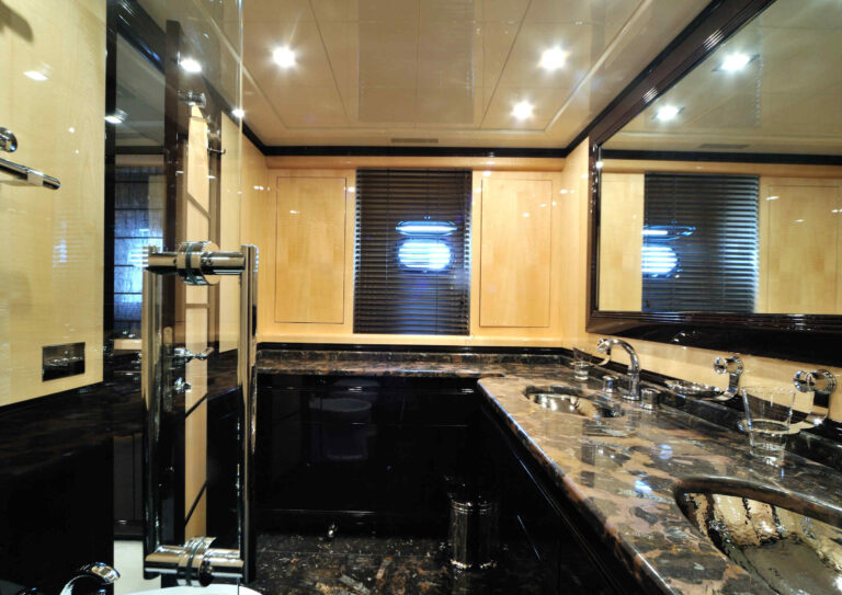 Super yacht Rush - bathroom