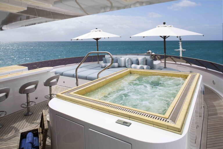 Super yacht UNBRIDLED - Jacuzzi