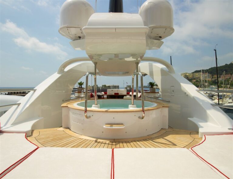 Superyacht 360 -  Sundeck Spa Pool