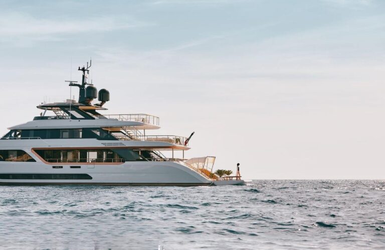 Superyacht ALLURIA