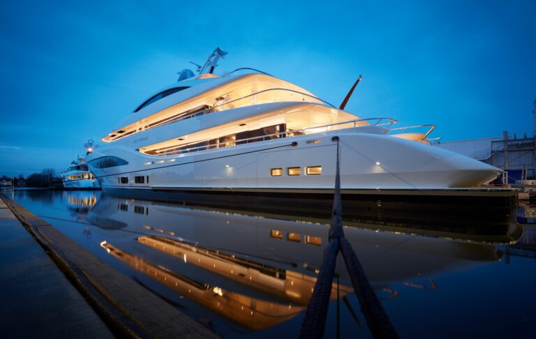 Superyacht ARROW