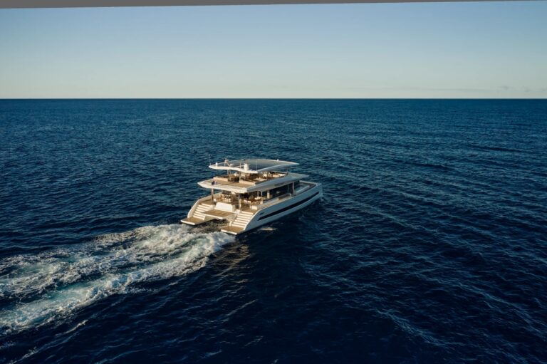 Superyacht ATRAVERSIA