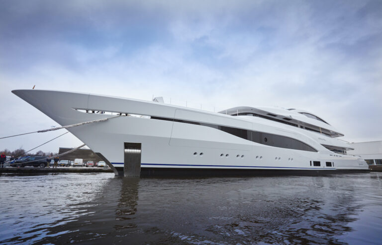 Superyacht Arrow
