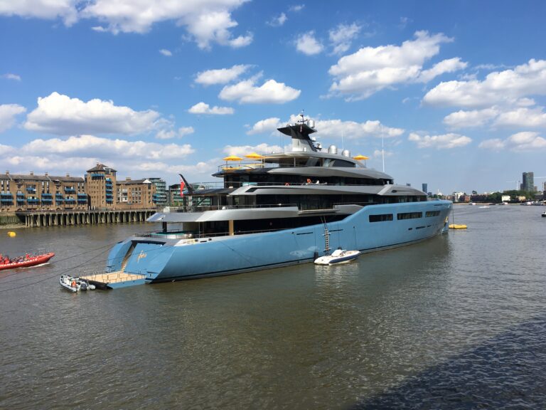 Superyacht Aviva