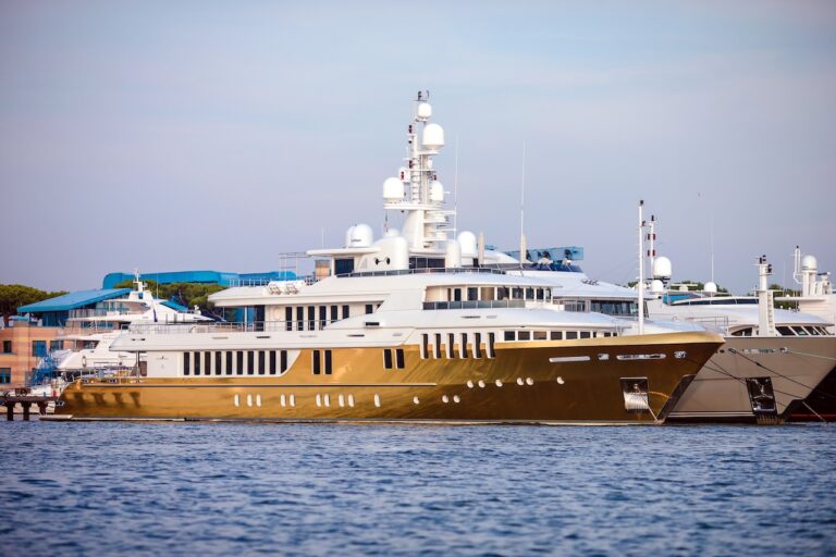Superyacht BELLAMI.COM with vinyl wrap