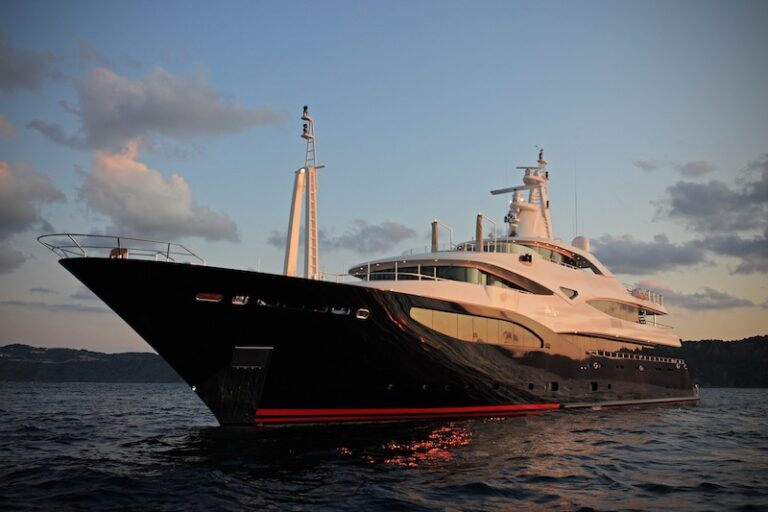 Superyacht Blue Eyes London - Exterior