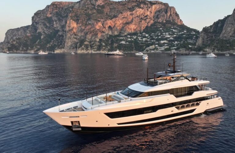 Superyacht CANOE CANOE