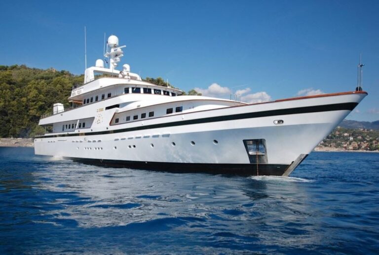Superyacht CURIOSITY