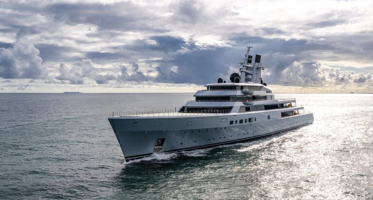 Superyacht DRAGONFLY