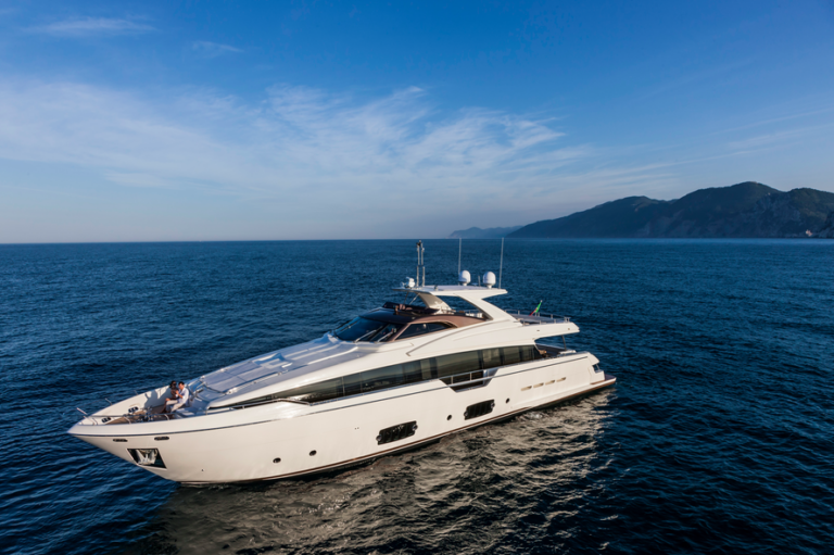 Superyacht Ferretti 960