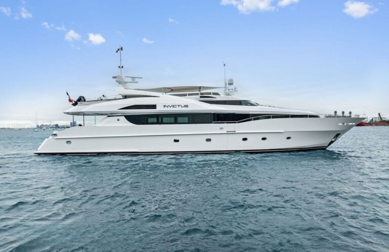 Superyacht INVICTUS